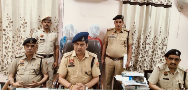 पत्रकारों को जानकारी देते डीएसपी।