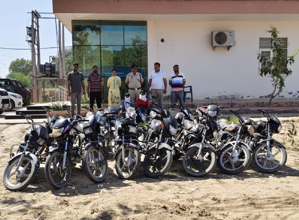 चोरीशुदा मोटरसाइकिल सहित पकड़े गए आरोपी।