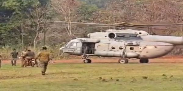 घायल जवानों को हेलीकॉप्टर से लाते घायल जवानों को हेलीकॉप्टर से लाते