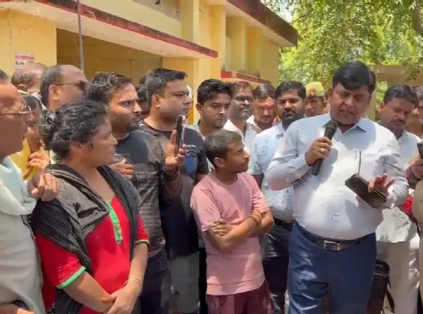 लोगों को समझाते सदर एसडीएम