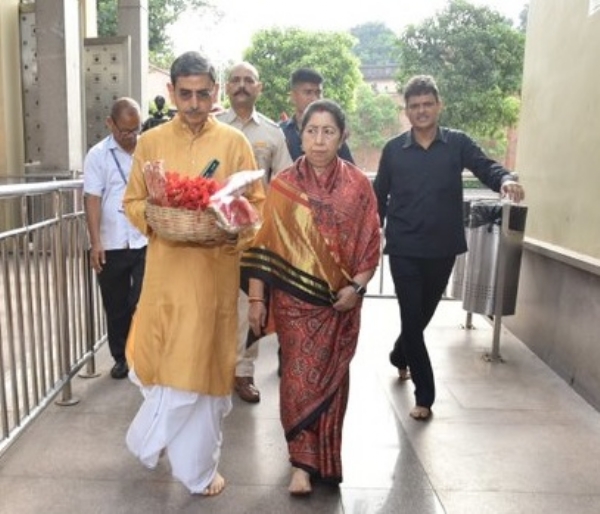 पश्चिम बंगाल के राज्यपाल आर. एन. रवि पत्नी के साथ कालीघाट स्थित काली मंदिर में पूजा-अर्चना करते