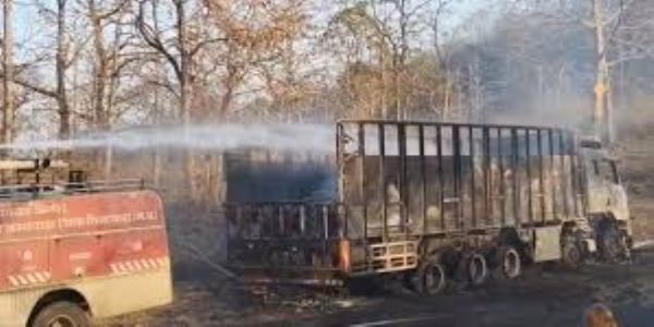 छिंदवाड़ा: रुई से भरी चलती ट्रक में आग, ड्राइवर-कंडक्टर ने कूदकर बचाई जान