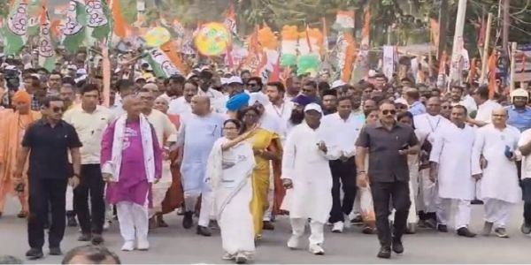 चुनाव 26 : उत्तर बंगाल में ममता बनर्जी की पदयात्रा, सड़कों पर उमड़ी भीड़