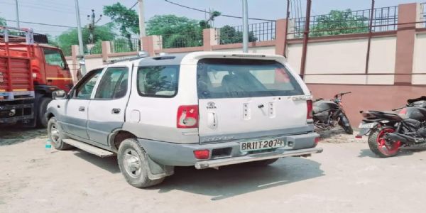 सुपौल में शराब तस्करी पर पुलिस की बड़ी कार्रवाई, सफारी गाड़ी जब्त, एक तस्कर गिरफ्तार