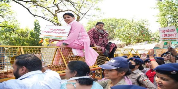 स्कूल फीस वृद्धि के खिलाफ महिला कांग्रेस ने शिक्षा मंत्री आवास का घेरा