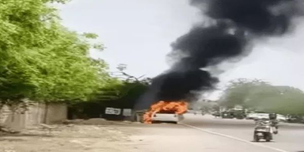 चलती कार बनी आग का गोला