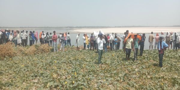 गंगा नदी में डूबने लगीं मां व तीन बेटियां : महिला व एक बेटी बचा ली गयी, दूसरी बेटी शव मिला और तीसरी बच्ची की तलाश