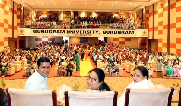 गुरुग्राम में नारी शक्ति वंददन अधिनियम को लेकर गुरुग्राम विवि में आयोजित कार्यक्रम में मंचासीन पूर्व सांसद डा. सुधा यादव व अन्य।