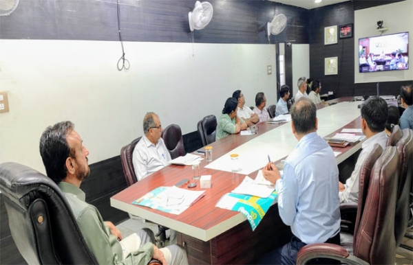 वीडियो कॉन्फ्रेंसिंग के दौरान मौजूद उपायुक्त कैप्टन मनोज कुमार।