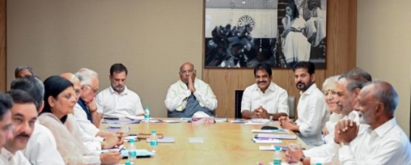 कांग्रेस अध्यक्ष मल्लिकार्जुन खरगे के आवास पर महिला आरक्षण कानून और सीट विस्तार पर रणनीति बैठक में शामिल विपक्षी इंडी गठबंधन के नेता।