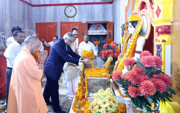 गोरखपुर में आध्यात्म और उद्योग का संगम, टाटा संस चेयरमैन ने किए गुरु गोरखनाथ के दर्शन