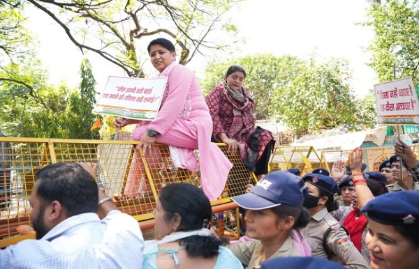 महिला कांग्रेस कार्यकर्ता शिक्षा मंत्री का धेराव करती हुई।