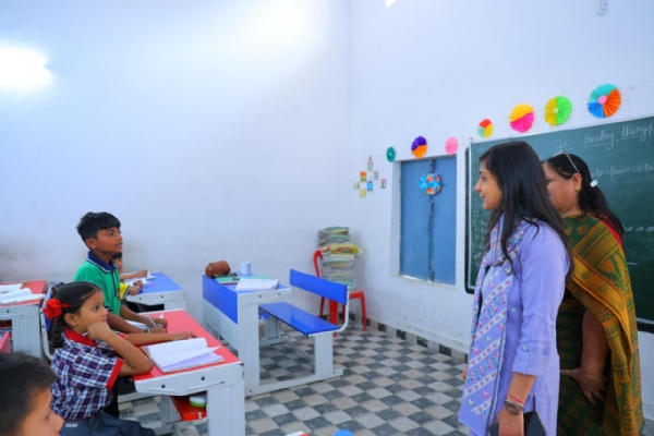 कोटद्वार में केंद्रीय विद्यालय में बच्चों के साथ संवाद करती डीएम