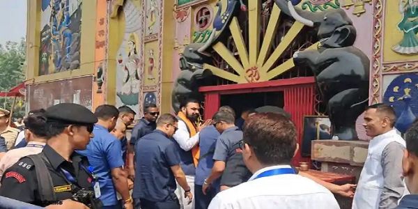 मंदिर के अंदर जाते सम्राट चाैधरी