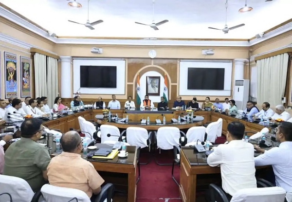 सचिवालय में अधिकारियाें के साथा बैठे समाट