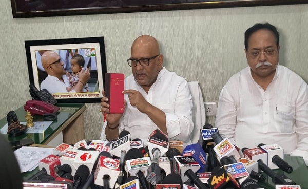 प्रेस वार्ता को सम्बोधित करते हुए अजय राय