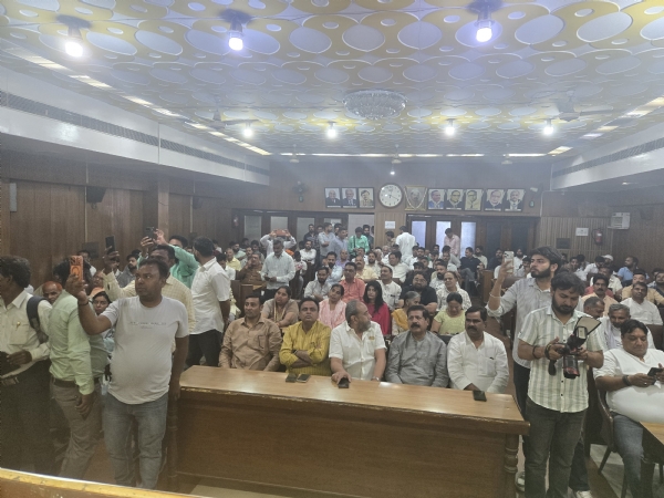 कार्यक्रम के दौरान उपस्थित कार्यकर्ता एवं गणमान्य