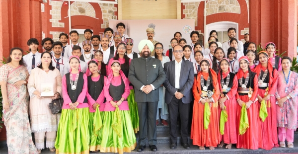 सांस्कृतिक दलों के साथ राज्यपाल।