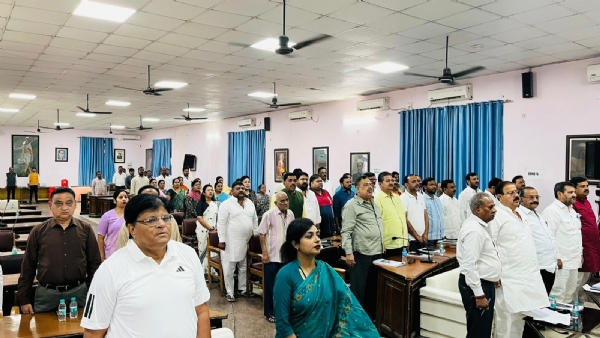 लखनऊ नगर निगम सदन कार्रवाई के दौरान पार्षदगण ।