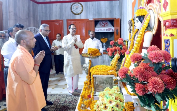 गोरखपुर में आध्यात्म और उद्योग का संगम, टाटा संस चेयरमैन ने किए गुरु गोरखनाथ के दर्शन