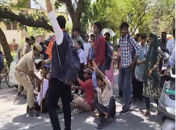 सड़क पर प्रदर्शन करते छात्र