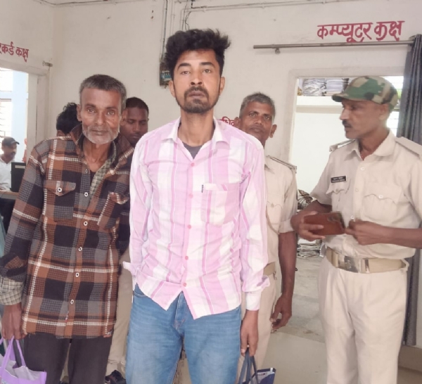 अररिया फोटो:गिरफ्तार कर थाना लाए गए दोनों आरोपित