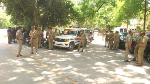 छात्रावास में तैनात पुलिस