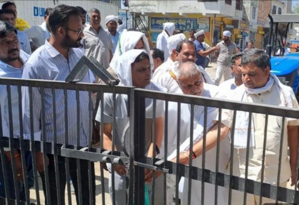 समालखा में अनाज मंडी के गेट पर ताला जड़ते आढ़ती