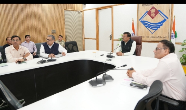 मुख्य सचिव आनन्द वर्द्धन बैठक लेते हुए।