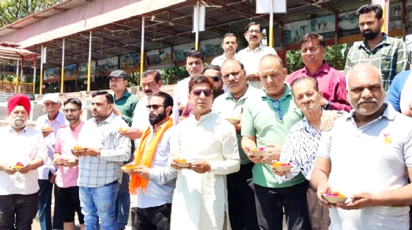 दीपदान करते हुए