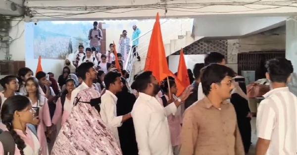 प्रदर्शन करते एबीवीपी कार्यकर्ता