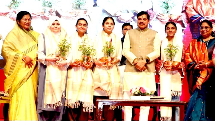 मुख्यमंत्री ने बोर्ड परीक्षा में टॉपर बालिकाओं को किया सम्मानित मुख्यमंत्री ने बोर्ड परीक्षा में टॉपर बालिकाओं को किया सम्मानित