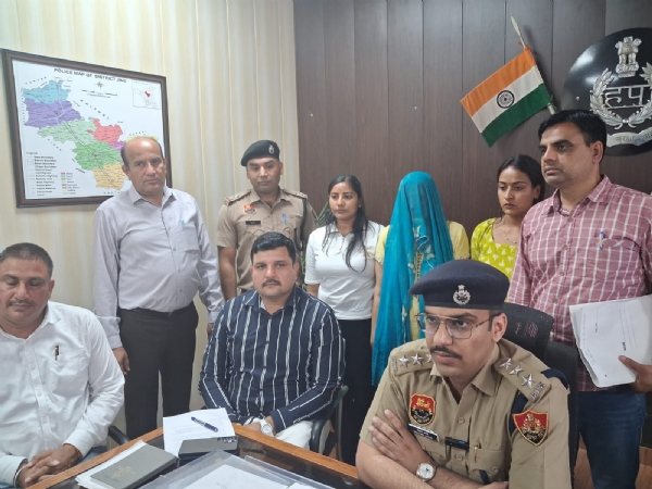 पत्रकारों से बातचीत करते हुए डीएसपी ऋषभ सोढ़ी।