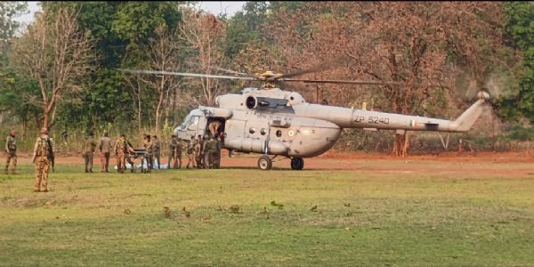 नक्सलियों से मुठभेड़ में घायल जवान और एयरलिफ्ट करते नक्सलियों से मुठभेड़ में घायल जवान और एयरलिफ्ट करते