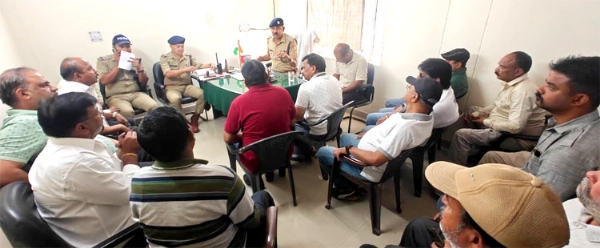 बैठक में मौजूद यूनियनों के पदाधिकारी