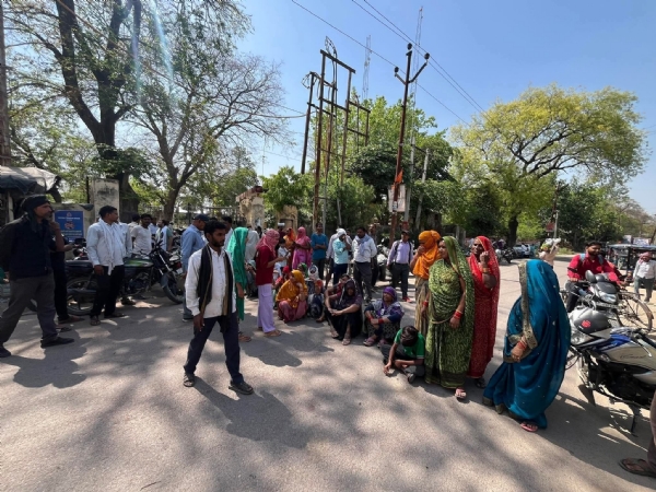 सड़क पर जाम लगाए उपभोक्ता