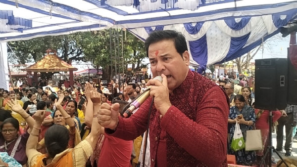 लोक गायक में प्रस्तुति देते लोग गायक मुकेश कैटेथ