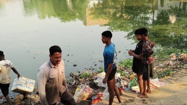 तालाब की सफाई करते हुए निगम कर्मचारी।