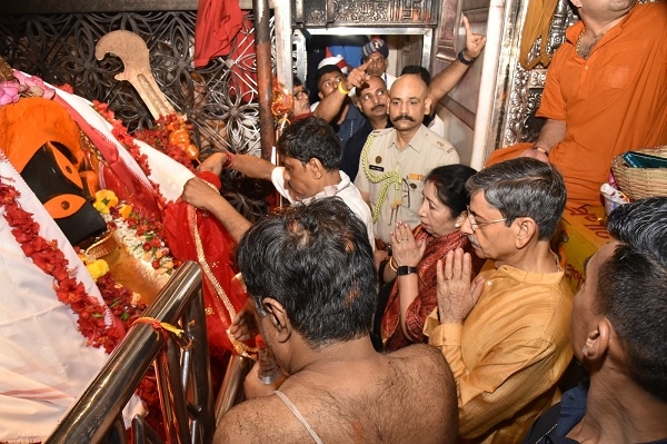 पश्चिम बंगाल के राज्यपाल आर. एन. रवि पत्नी के साथ कालीघाट स्थित काली मंदिर में पूजा-अर्चना करते