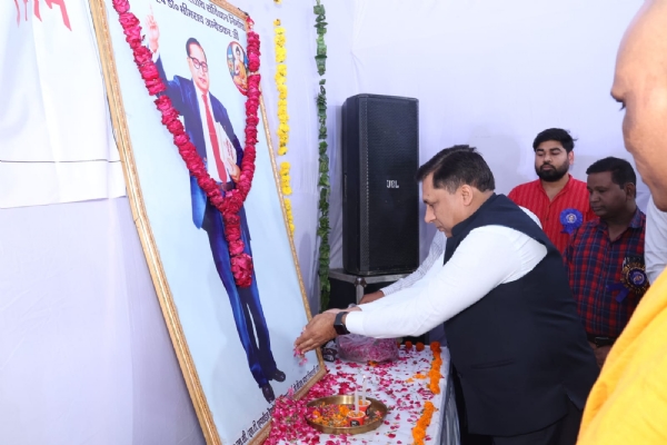 कार्यक्रम की शुरआत करते हुए रिफाइनरी प्रमुख