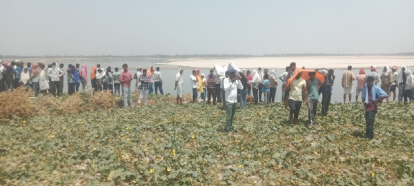 गंगा घाट पर जुटी ग्रामीणों की भीड़।