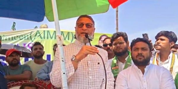 चुनावी सभा को संबोधित करते अशुद्ध निवासी