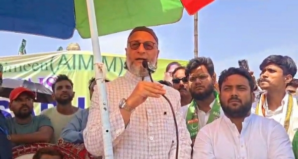 चुनावी सभा को संबोधित करते अशुद्ध निवासी