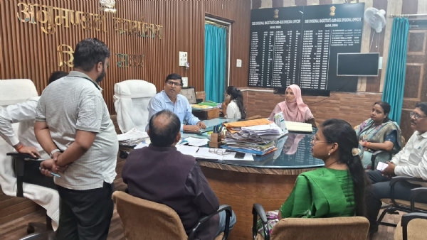 अधिकरण की बैठक में सुनवाई करते एसडीएम एवं सदस्य