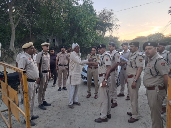 पुलिस उपायुक्त बल्लभगढ़ प्रतीक अग्रवाल नाकों का निरीक्षण करते हुए