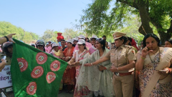 फरीदाबाद में स्कूटी रैली को हरी झंडी दिखाकर रवाना करती मेयर प्रवीण बत्रा जोशी