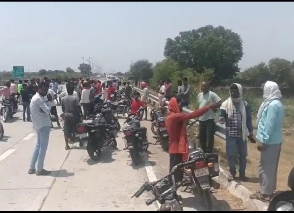 घटनास्थल पर जुटी ग्रामीणों की भीड़।