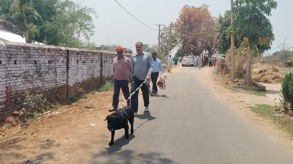 जांच करती पुलिस