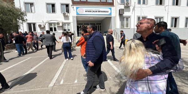 आयसेल कैलिक मिडिल स्कूल। इसी स्कूल में 13 वर्षीय किशोर ने ताबड़तोड़ फायरिंग करने के बाद खुद को भी गोली से उड़ा लिया। फोटो - डेली सबाह आयसेल कैलिक मिडिल स्कूल। इसी स्कूल में 13 वर्षीय किशोर ने ताबड़तोड़ फायरिंग करने के बाद खुद को भी गोली से उड़ा लिया। फोटो - डेली सबाह