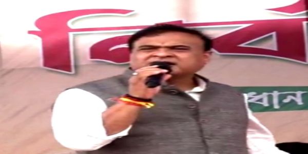 हेमंत बिस्वा सरमा सभा को संबोधित करते हुए हेमंत बिस्वा सरमा सभा को संबोधित करते हुए